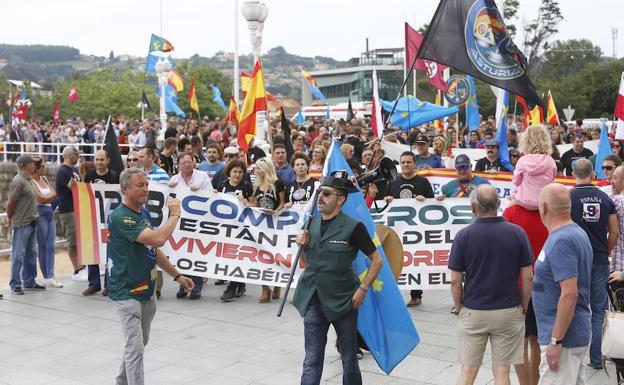 Manifestación de policías nacionales y guardias civiles en el Muro.