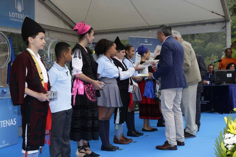 Los bombos de la Lotería Nacional giraron a la una de la tarde para desvelar el número agraciado con el primer premio en un sorteo dedicado al I Centenario de la declaración del Parque Nacional de la Montaña de Covadonga, hoy Picos de Europa.