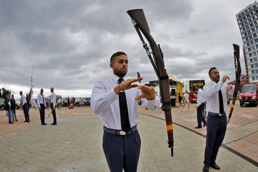 Un día antes de la gran cita, vecinos y visitantes de Gijón disfrutan con las acrobacias de los aviones que participan en el Festival Aéreo de Gijón. Y es que los pilotos han ofrecido evidencias de sus habilidades durante buena parte de la mañana.