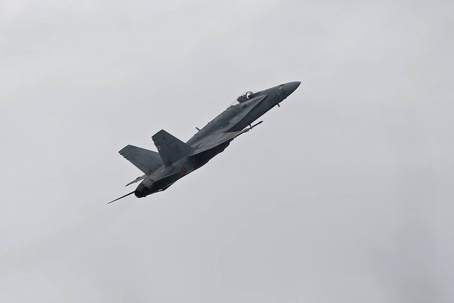 Un día antes de la gran cita, vecinos y visitantes de Gijón disfrutan con las acrobacias de los aviones que participan en el Festival Aéreo de Gijón. Y es que los pilotos han ofrecido evidencias de sus habilidades durante buena parte de la mañana.