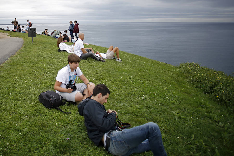 Un día antes de la gran cita, vecinos y visitantes de Gijón disfrutan con las acrobacias de los aviones que participan en el Festival Aéreo de Gijón. Y es que los pilotos han ofrecido evidencias de sus habilidades durante buena parte de la mañana.