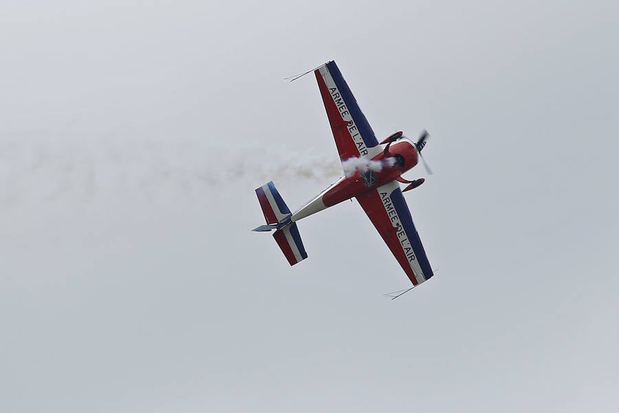 Un día antes de la gran cita, vecinos y visitantes de Gijón disfrutan con las acrobacias de los aviones que participan en el Festival Aéreo de Gijón. Y es que los pilotos han ofrecido evidencias de sus habilidades durante buena parte de la mañana.