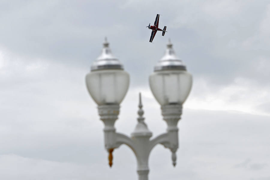 Un día antes de la gran cita, vecinos y visitantes de Gijón disfrutan con las acrobacias de los aviones que participan en el Festival Aéreo de Gijón. Y es que los pilotos han ofrecido evidencias de sus habilidades durante buena parte de la mañana.