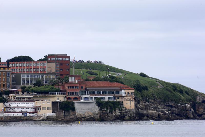 Un día antes de la gran cita, vecinos y visitantes de Gijón disfrutan con las acrobacias de los aviones que participan en el Festival Aéreo de Gijón. Y es que los pilotos han ofrecido evidencias de sus habilidades durante buena parte de la mañana.