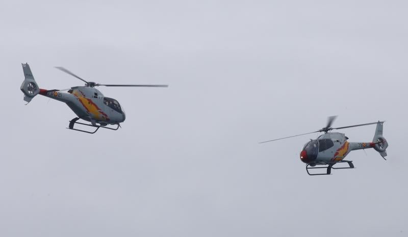 Un día antes de la gran cita, vecinos y visitantes de Gijón disfrutan con las acrobacias de los aviones que participan en el Festival Aéreo de Gijón. Y es que los pilotos han ofrecido evidencias de sus habilidades durante buena parte de la mañana.