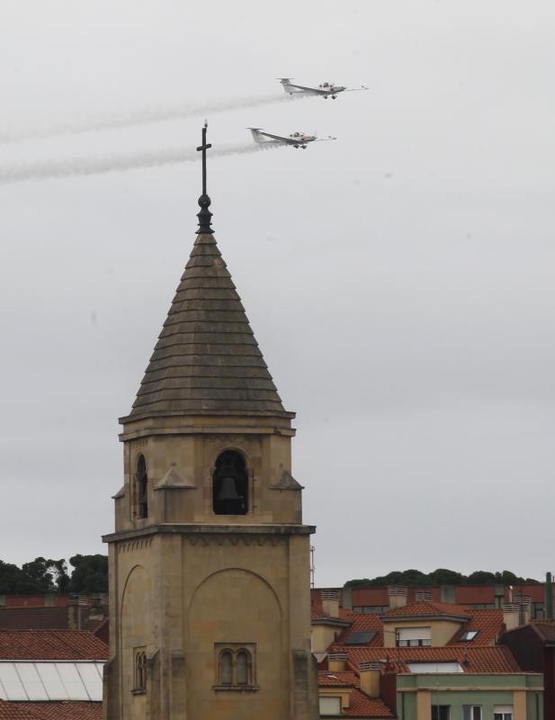 Un día antes de la gran cita, vecinos y visitantes de Gijón disfrutan con las acrobacias de los aviones que participan en el Festival Aéreo de Gijón. Y es que los pilotos han ofrecido evidencias de sus habilidades durante buena parte de la mañana.