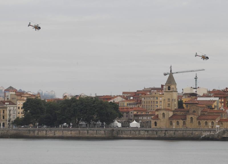 Un día antes de la gran cita, vecinos y visitantes de Gijón disfrutan con las acrobacias de los aviones que participan en el Festival Aéreo de Gijón. Y es que los pilotos han ofrecido evidencias de sus habilidades durante buena parte de la mañana.