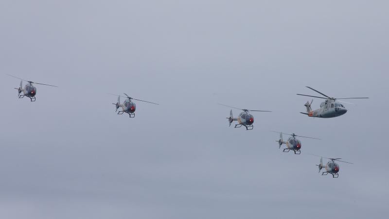 Un día antes de la gran cita, vecinos y visitantes de Gijón disfrutan con las acrobacias de los aviones que participan en el Festival Aéreo de Gijón. Y es que los pilotos han ofrecido evidencias de sus habilidades durante buena parte de la mañana.