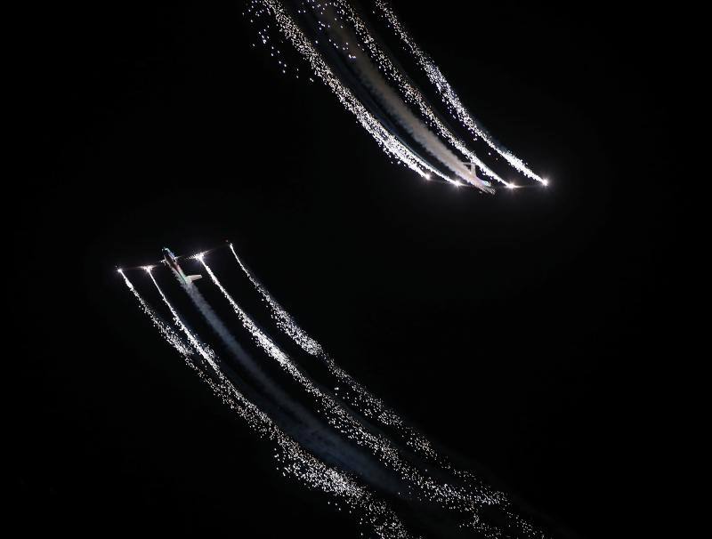 Un día antes de la gran cita, vecinos y visitantes de Gijón disfrutan con las acrobacias de los aviones que participan en el Festival Aéreo de Gijón. Y es que los pilotos han ofrecido evidencias de sus habilidades durante buena parte de la mañana.