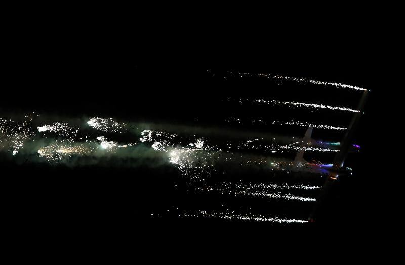 Un día antes de la gran cita, vecinos y visitantes de Gijón disfrutan con las acrobacias de los aviones que participan en el Festival Aéreo de Gijón. Y es que los pilotos han ofrecido evidencias de sus habilidades durante buena parte de la mañana.