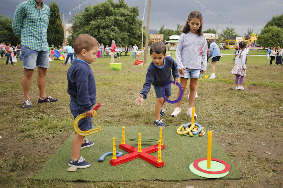 Los más pequeños disfrutaron de múltiples juegos en la segunda jornada de las festejos del barrio gijonés, que remataron con una rica chocolatada.