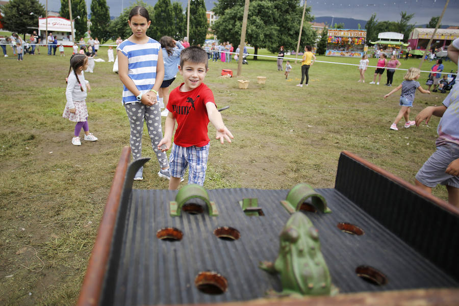 Los más pequeños disfrutaron de múltiples juegos en la segunda jornada de las festejos del barrio gijonés, que remataron con una rica chocolatada.