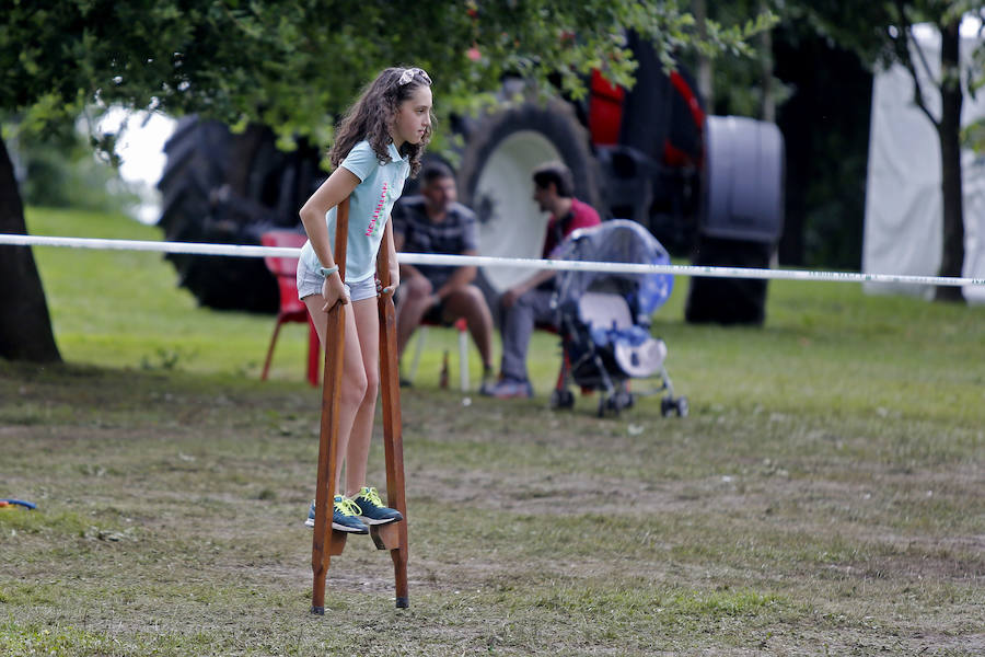Los más pequeños disfrutaron de múltiples juegos en la segunda jornada de las festejos del barrio gijonés, que remataron con una rica chocolatada.