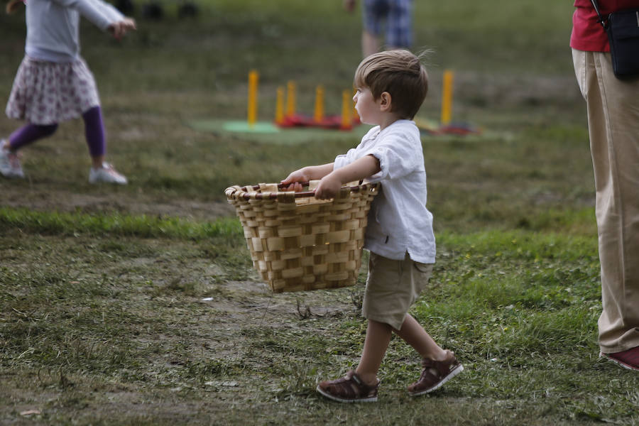 Los más pequeños disfrutaron de múltiples juegos en la segunda jornada de las festejos del barrio gijonés, que remataron con una rica chocolatada.