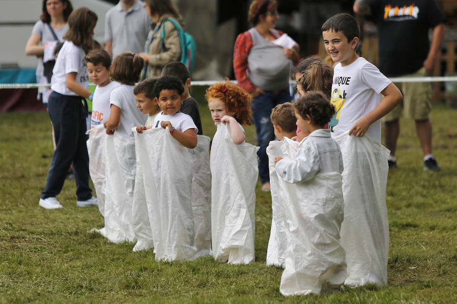 Los más pequeños disfrutaron de múltiples juegos en la segunda jornada de las festejos del barrio gijonés, que remataron con una rica chocolatada.