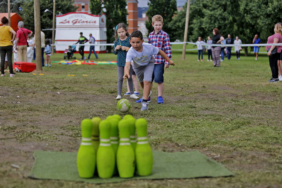 Los más pequeños disfrutaron de múltiples juegos en la segunda jornada de las festejos del barrio gijonés, que remataron con una rica chocolatada.