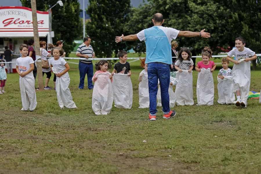 Los más pequeños disfrutaron de múltiples juegos en la segunda jornada de las festejos del barrio gijonés, que remataron con una rica chocolatada.