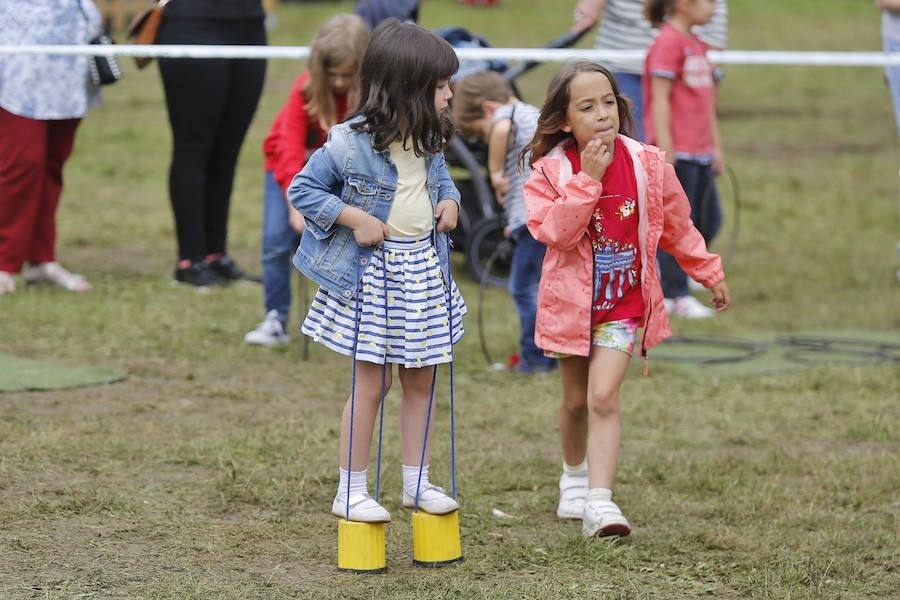 Los más pequeños disfrutaron de múltiples juegos en la segunda jornada de las festejos del barrio gijonés, que remataron con una rica chocolatada.
