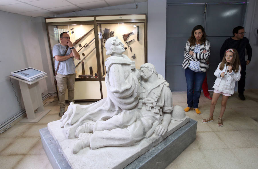 La muestra incluye más de 200 piezas originales, paneles, fotografías, maquetas, dioramas y pantallas táctiles con abundante información y fotografías de las piezas expuestas.