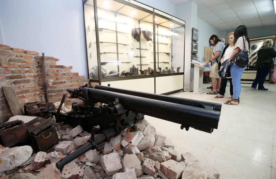 La muestra incluye más de 200 piezas originales, paneles, fotografías, maquetas, dioramas y pantallas táctiles con abundante información y fotografías de las piezas expuestas.