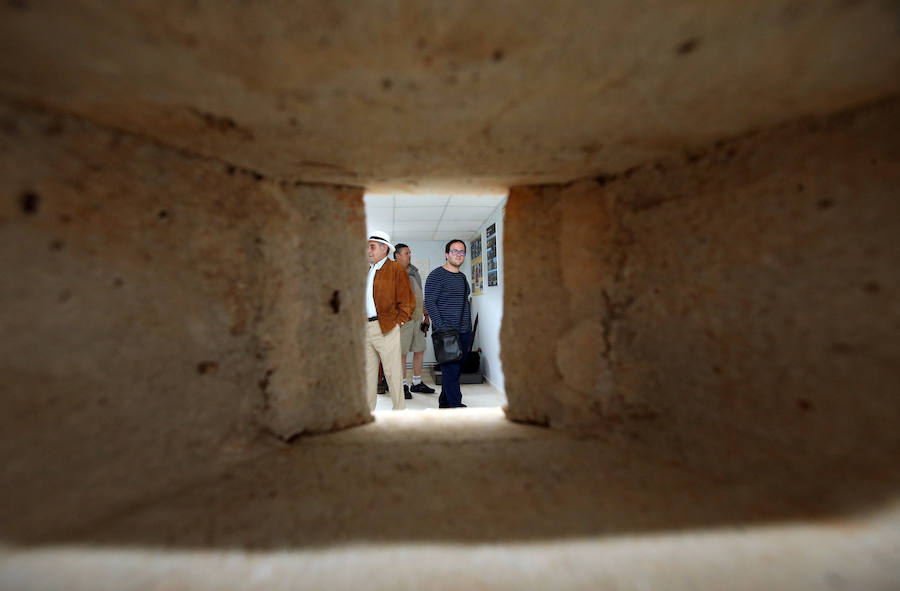 La muestra incluye más de 200 piezas originales, paneles, fotografías, maquetas, dioramas y pantallas táctiles con abundante información y fotografías de las piezas expuestas.