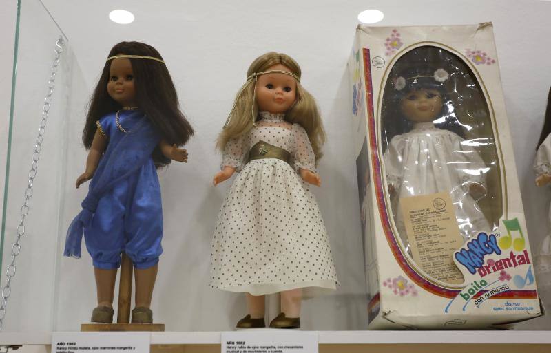 La muestra, disponible en el Centro de Cultura Antiguo Instituto (sala 3) de Gijón, lleva por título, precisamente, 'La respuesta española a la Barbie'. 