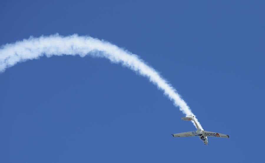Miles de personas disfrutan en Gijón de una nueva edición del Festival Aéreo, en el que los pilotos han demostrado sus habilidades con un amplio abanico de acrobacias aéreas.