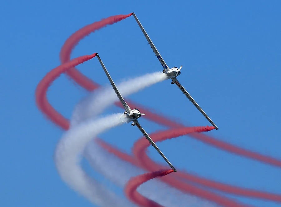 Miles de personas disfrutan en Gijón de una nueva edición del Festival Aéreo, en el que los pilotos han demostrado sus habilidades con un amplio abanico de acrobacias aéreas.