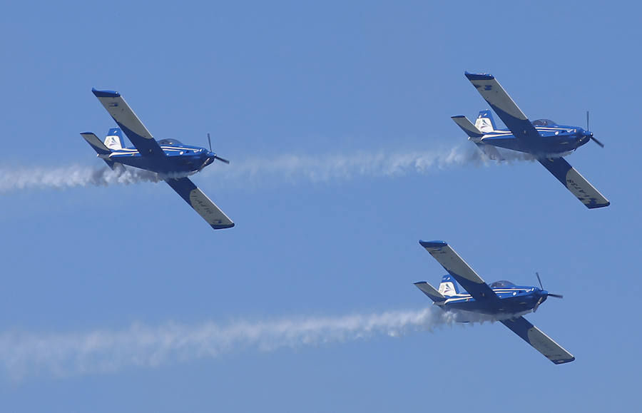 Miles de personas disfrutan en Gijón de una nueva edición del Festival Aéreo, en el que los pilotos han demostrado sus habilidades con un amplio abanico de acrobacias aéreas.