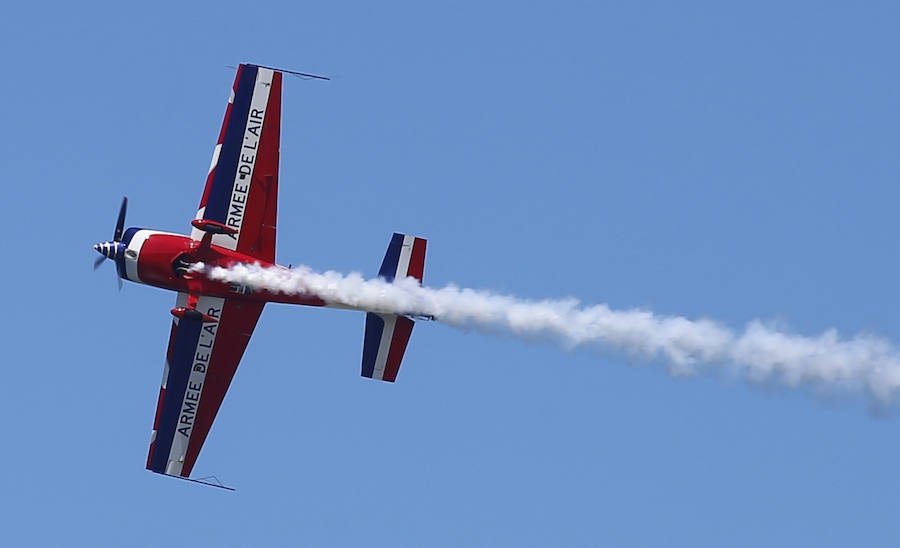 Miles de personas disfrutan en Gijón de una nueva edición del Festival Aéreo, en el que los pilotos han demostrado sus habilidades con un amplio abanico de acrobacias aéreas.
