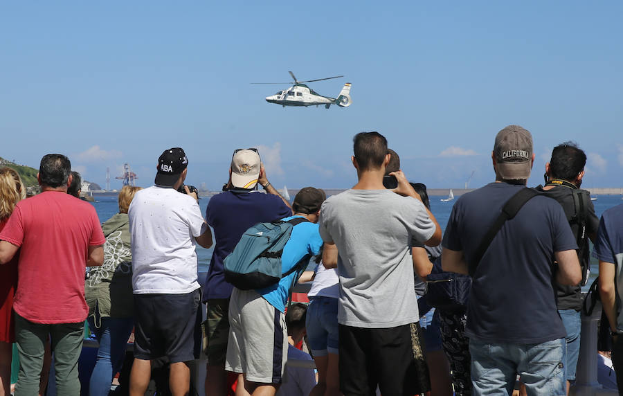Miles de personas disfrutan en Gijón de una nueva edición del Festival Aéreo, en el que los pilotos han demostrado sus habilidades con un amplio abanico de acrobacias aéreas.