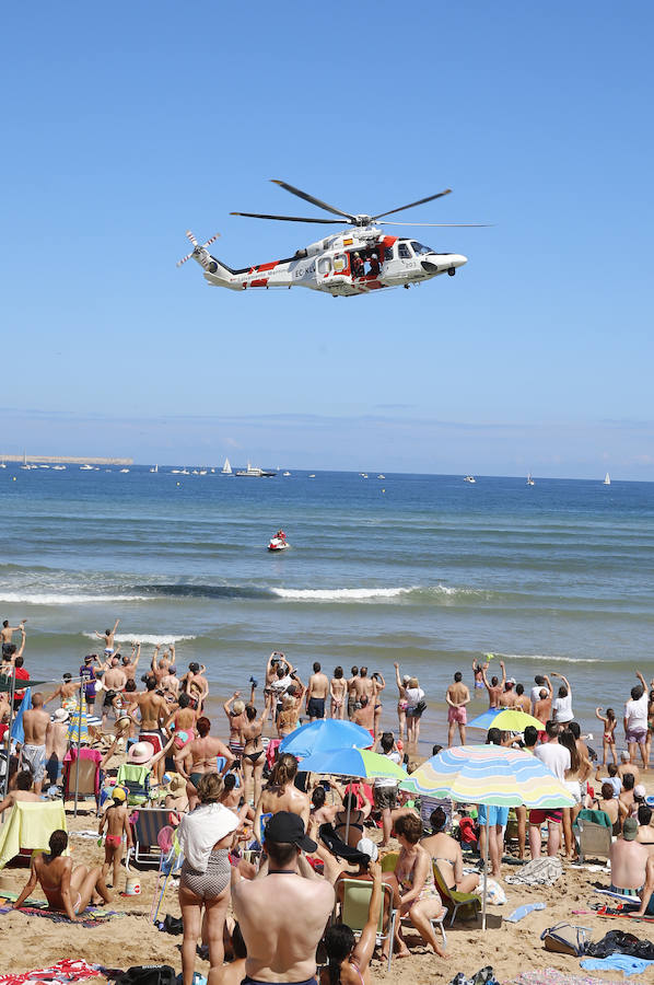 Miles de personas disfrutan en Gijón de una nueva edición del Festival Aéreo, en el que los pilotos han demostrado sus habilidades con un amplio abanico de acrobacias aéreas.