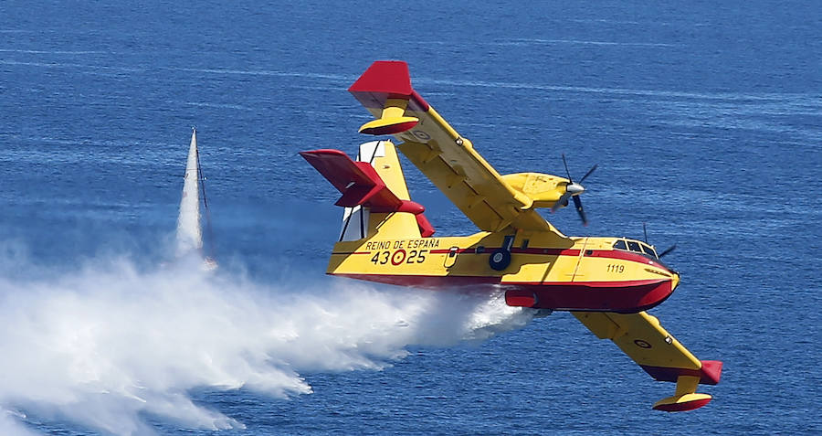 Miles de personas disfrutan en Gijón de una nueva edición del Festival Aéreo, en el que los pilotos han demostrado sus habilidades con un amplio abanico de acrobacias aéreas.