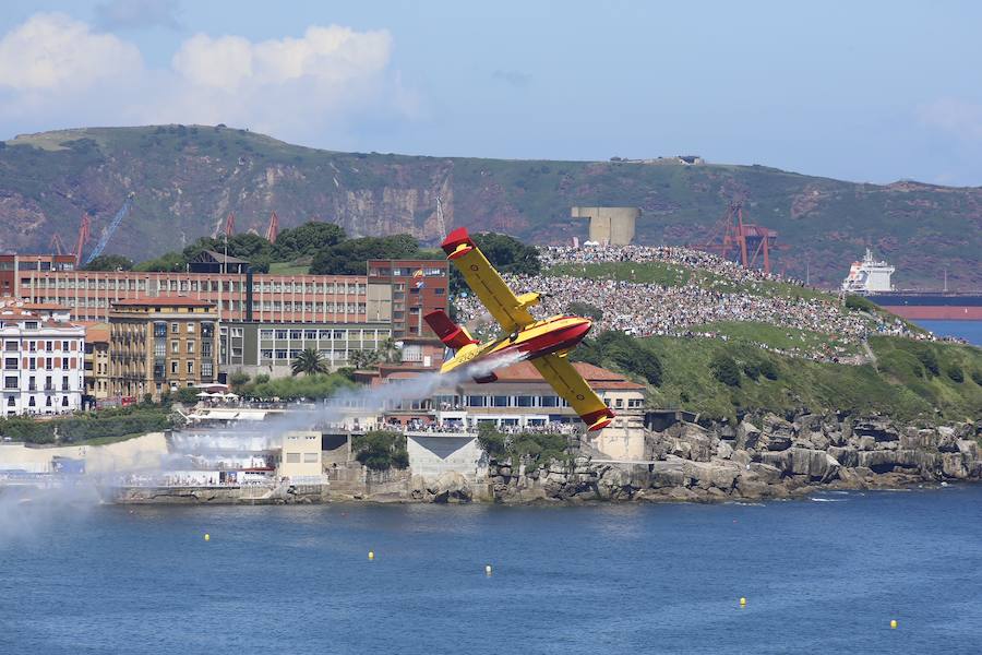 Miles de personas disfrutan en Gijón de una nueva edición del Festival Aéreo, en el que los pilotos han demostrado sus habilidades con un amplio abanico de acrobacias aéreas.