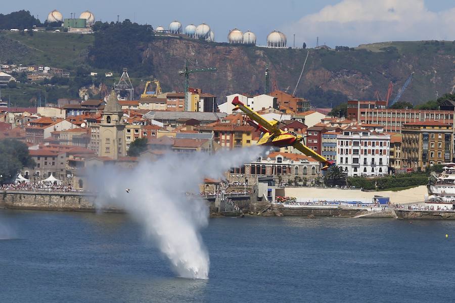 Miles de personas disfrutan en Gijón de una nueva edición del Festival Aéreo, en el que los pilotos han demostrado sus habilidades con un amplio abanico de acrobacias aéreas.