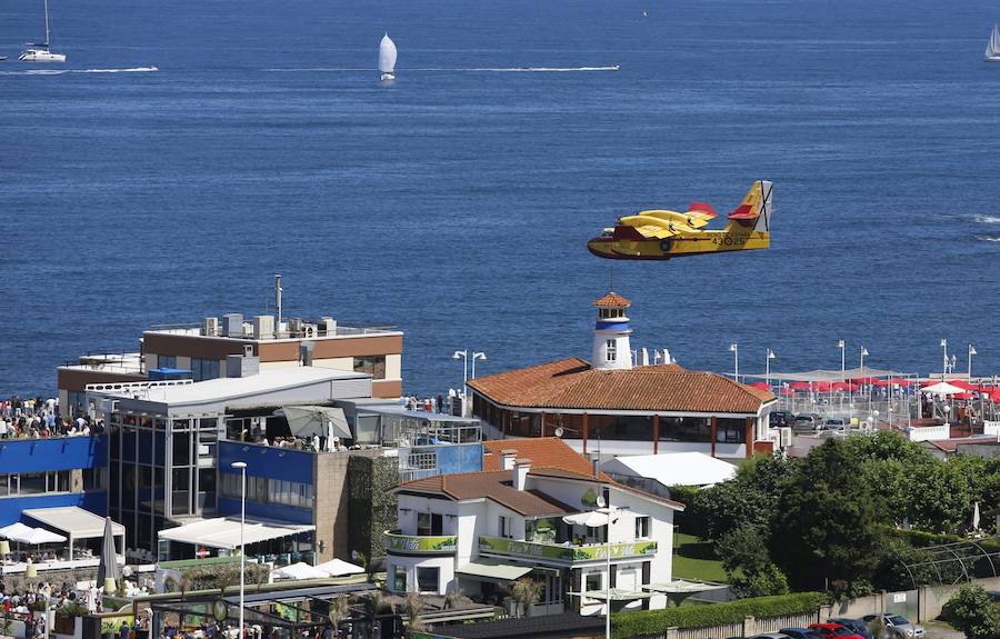 Miles de personas disfrutan en Gijón de una nueva edición del Festival Aéreo, en el que los pilotos han demostrado sus habilidades con un amplio abanico de acrobacias aéreas.