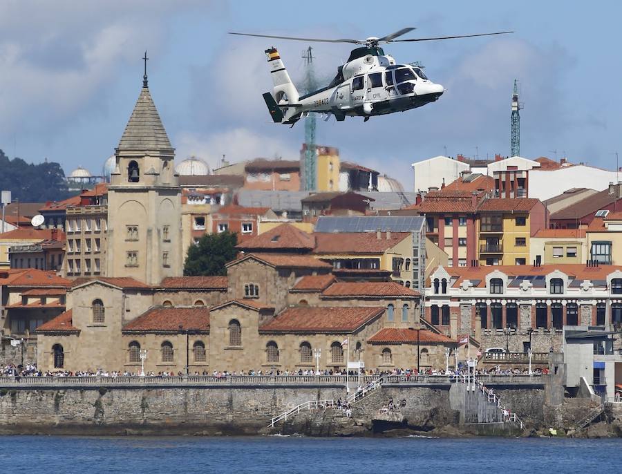 Miles de personas disfrutan en Gijón de una nueva edición del Festival Aéreo, en el que los pilotos han demostrado sus habilidades con un amplio abanico de acrobacias aéreas.