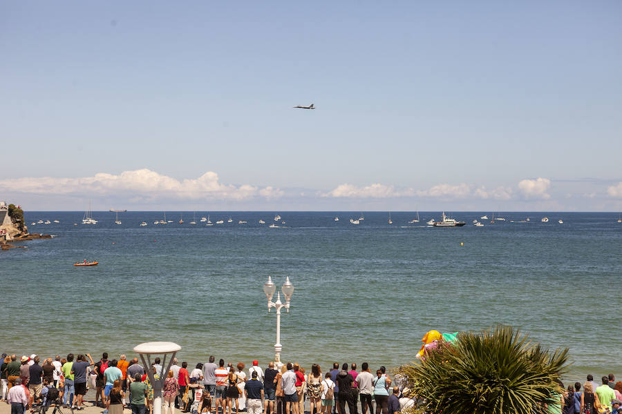 Miles de personas disfrutan en Gijón de una nueva edición del Festival Aéreo, en el que los pilotos han demostrado sus habilidades con un amplio abanico de acrobacias aéreas.