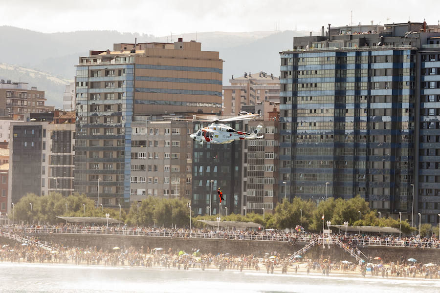 Miles de personas disfrutan en Gijón de una nueva edición del Festival Aéreo, en el que los pilotos han demostrado sus habilidades con un amplio abanico de acrobacias aéreas.