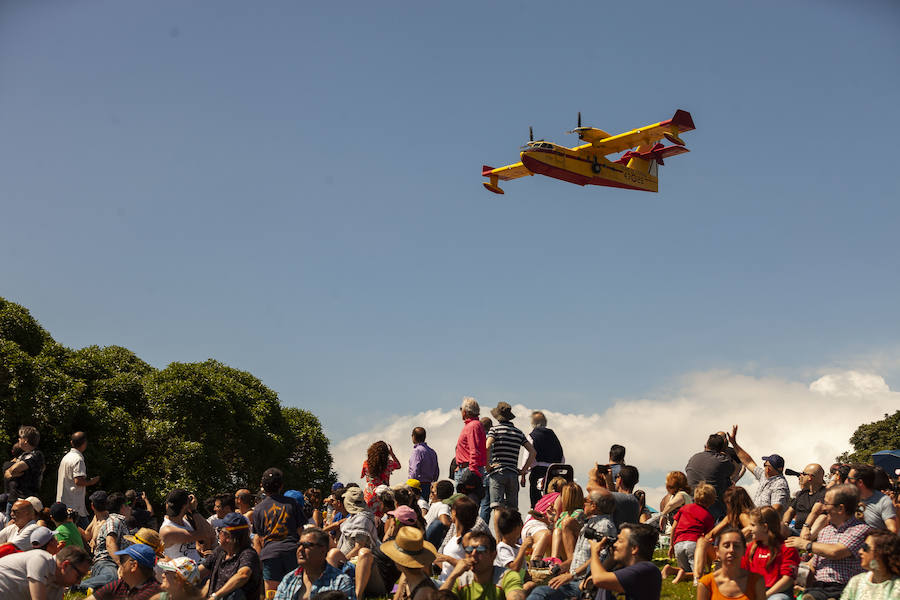 Miles de personas disfrutan en Gijón de una nueva edición del Festival Aéreo, en el que los pilotos han demostrado sus habilidades con un amplio abanico de acrobacias aéreas.