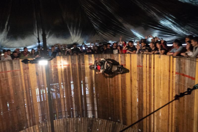 El mal tiempo, que convirtió el entorno en un barrizal, no mermo un ápice la fiesta en torno al Motorbeach de Caravia.