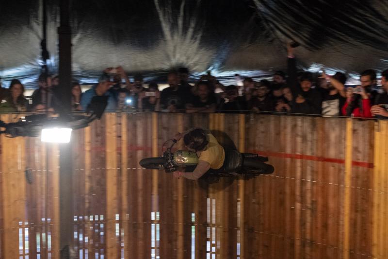 El mal tiempo, que convirtió el entorno en un barrizal, no mermo un ápice la fiesta en torno al Motorbeach de Caravia.