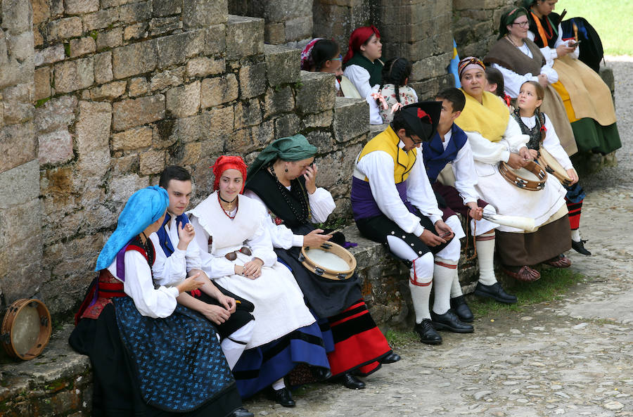 La asociación de vecinos Fuente de los Pastores cumplió con la tradición y honró al apóstol en Santa María del Naranco.