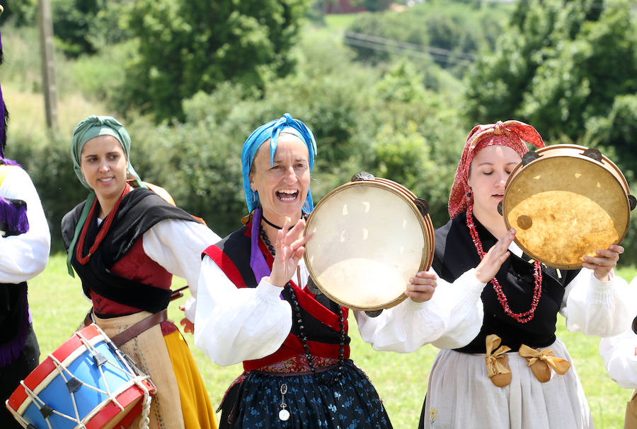 La asociación de vecinos Fuente de los Pastores cumplió con la tradición y honró al apóstol en Santa María del Naranco.