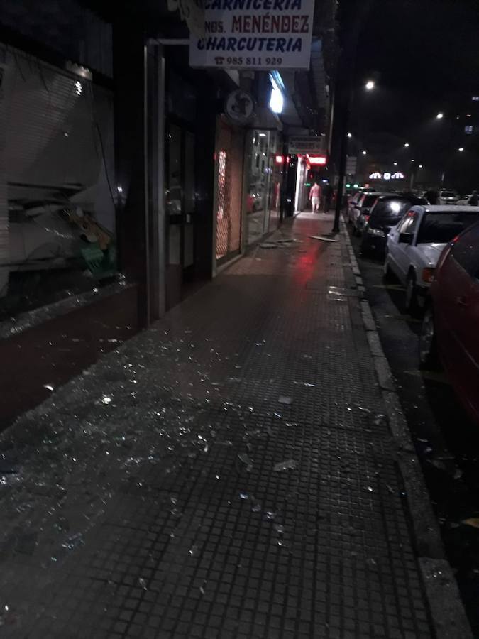 Fotos: Cangas del Narcea, inundado de cristales por el estallido durante la exhibición pirotécnica