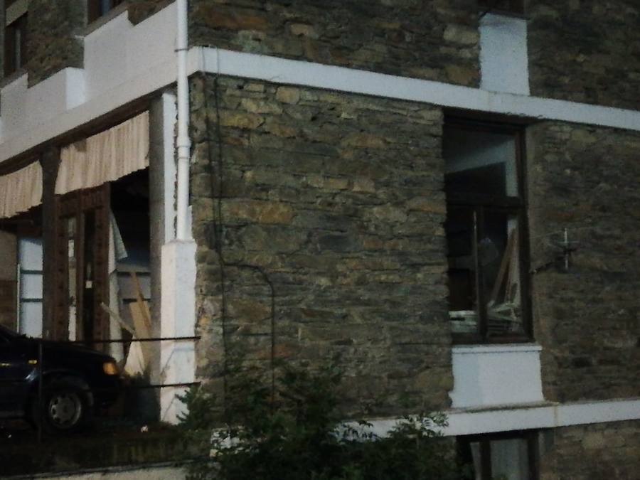 Fotos: Cangas del Narcea, inundado de cristales por el estallido durante la exhibición pirotécnica