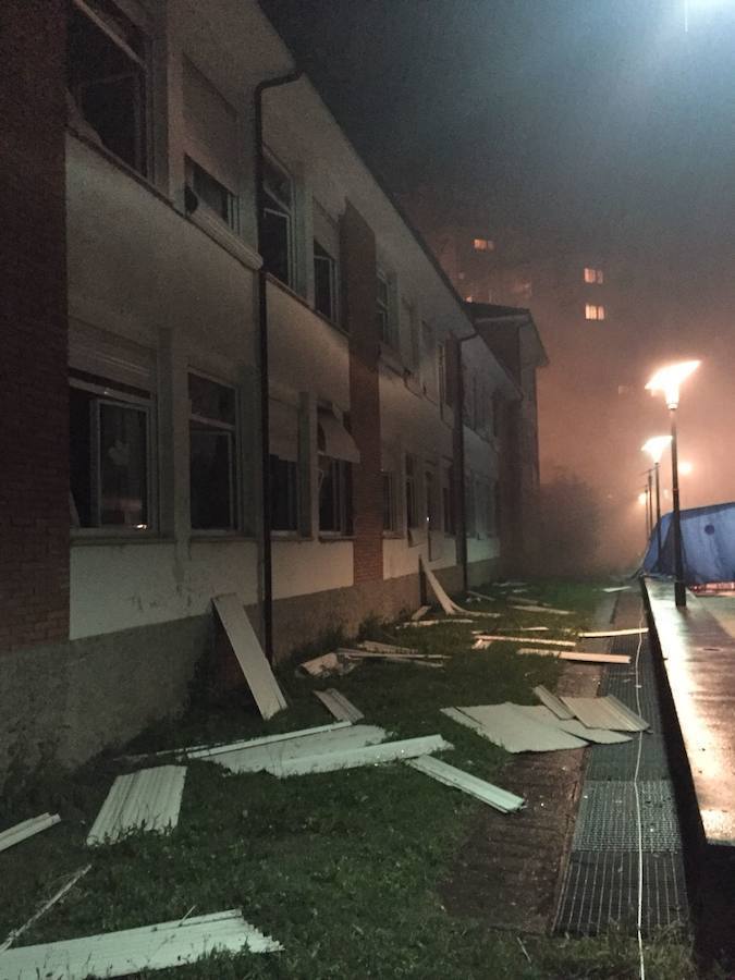 Fotos: Cangas del Narcea, inundado de cristales por el estallido durante la exhibición pirotécnica