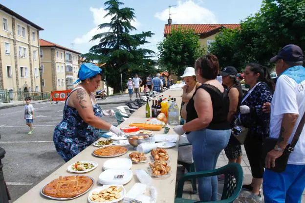 Los vecinos compartieron comida en la plaza San Telmo y degustaron productos tradicionales como empanada o bollos preñaos. 