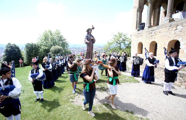 Santiago Apóstol procesionó, como es tradición en la romería, a hombros ante Santa María del Naranco. 