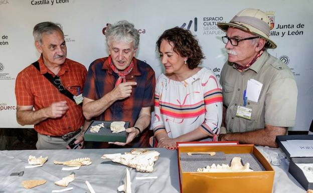 Bermúdez de Castro, Arsuaga y Carbonell, ayer, con la consejera de Cultura de Castilla y León.